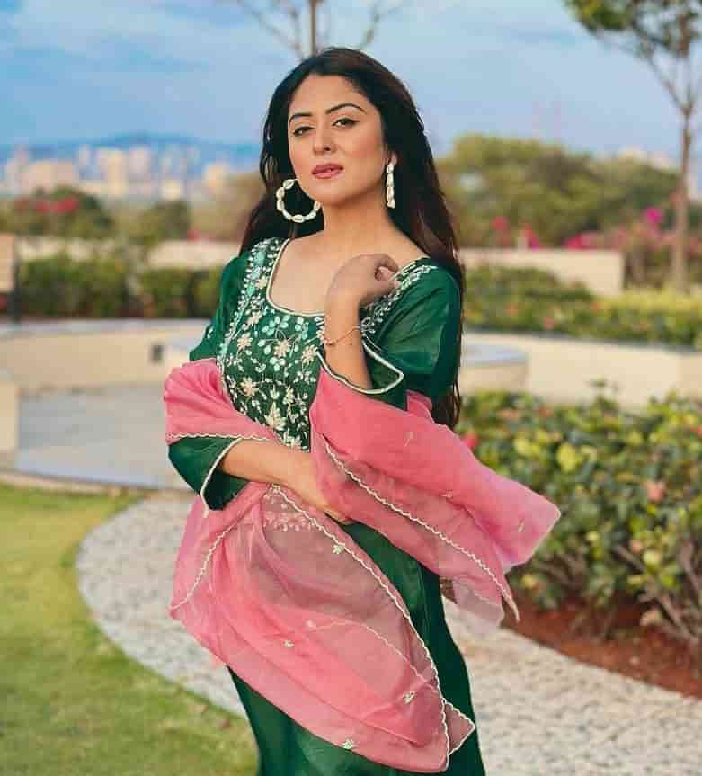 Falaq naaz biography in english (Indian actress) Age, Net worth