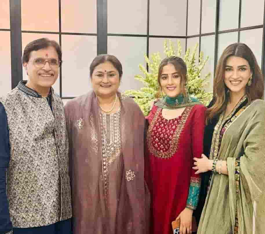 Kriti sanon family photo