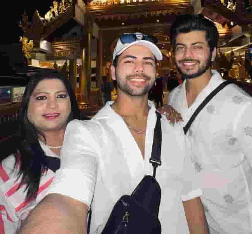 Siddharth nigam family photo