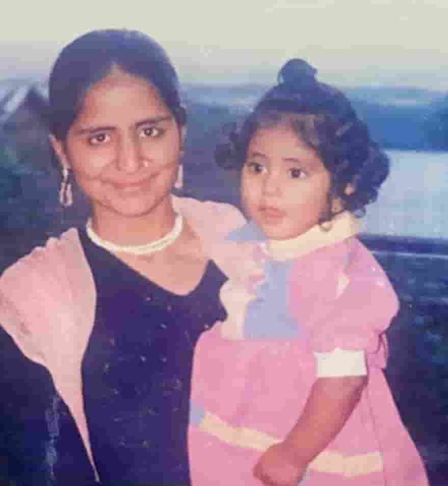 Hina-khan-childhood-photo