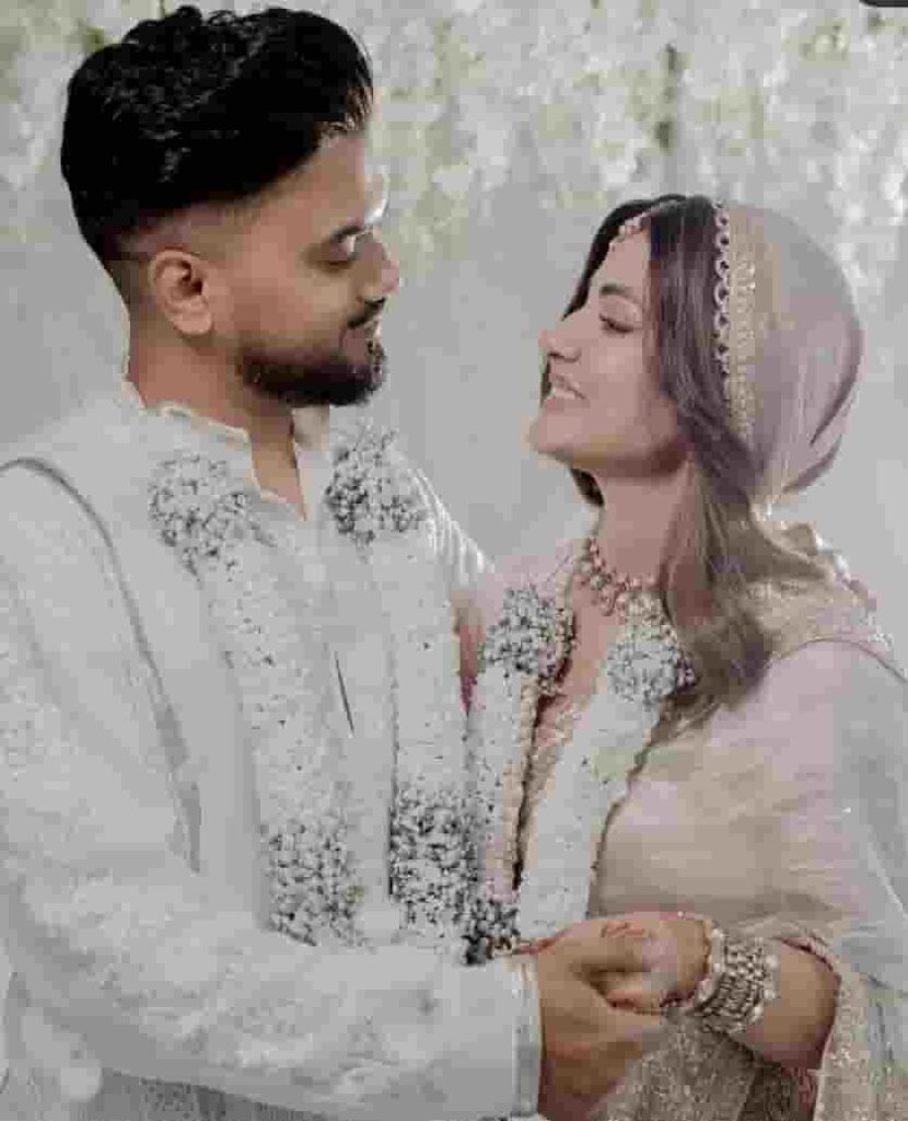 Rocky jaiswal hina khan