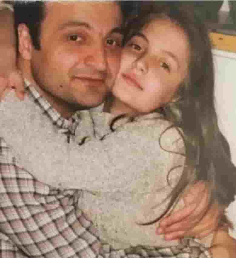 Elli avram childhood photo