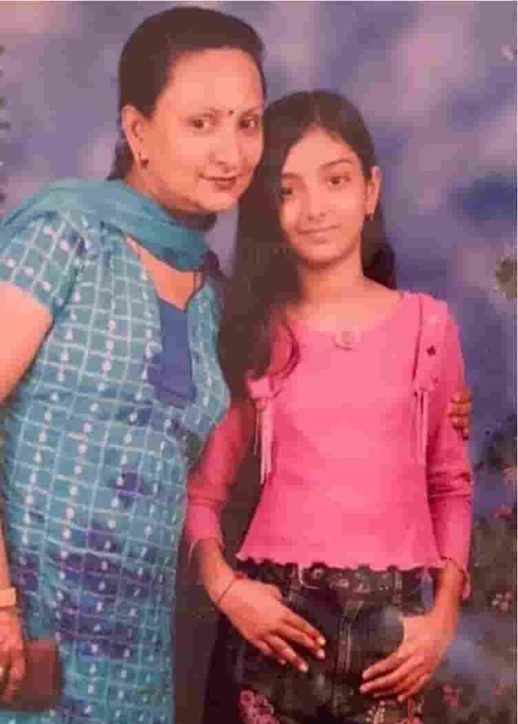 Khushi mukherjee childhood photo