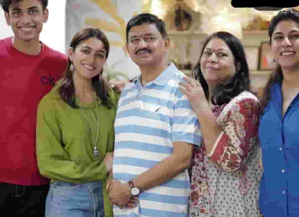 Mrunal Thakur family photo