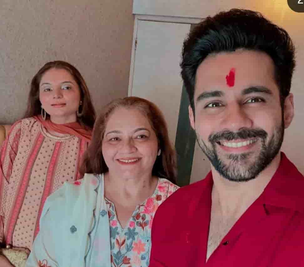 Abhishek Bajaj family photo
