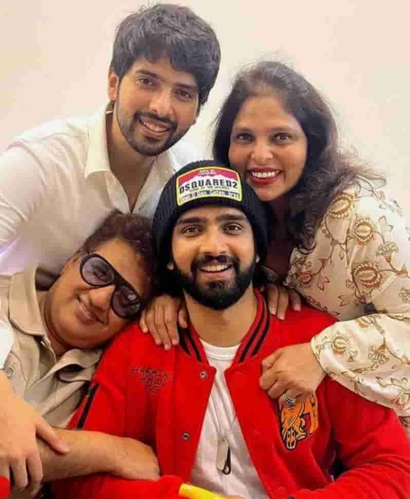 Amaal mallik family photo