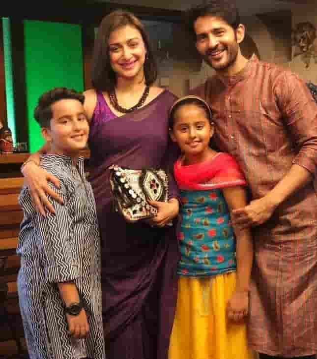 Hiten Tejwani family photo