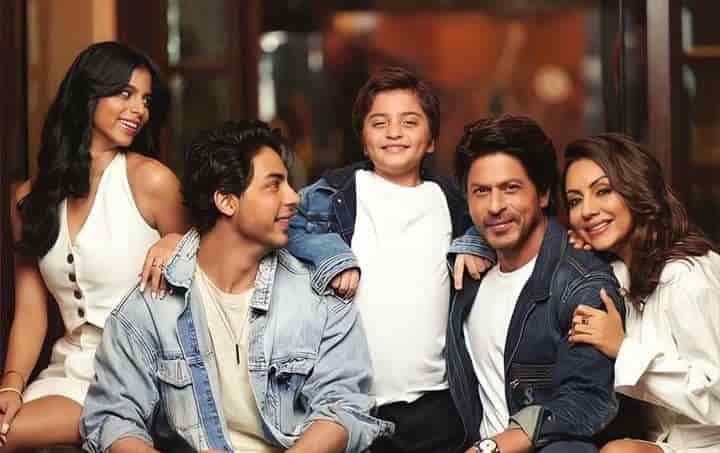 गौरी खान जीवन परिचय Gauri Khan biography in hindi (फिल्म निर्माता) 2 Gauri khan family photo