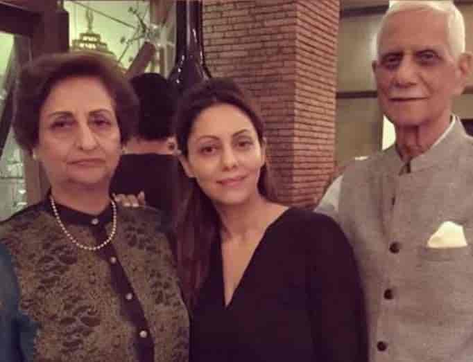 गौरी खान जीवन परिचय Gauri Khan biography in hindi (फिल्म निर्माता) 4 Gauri khan parents photo