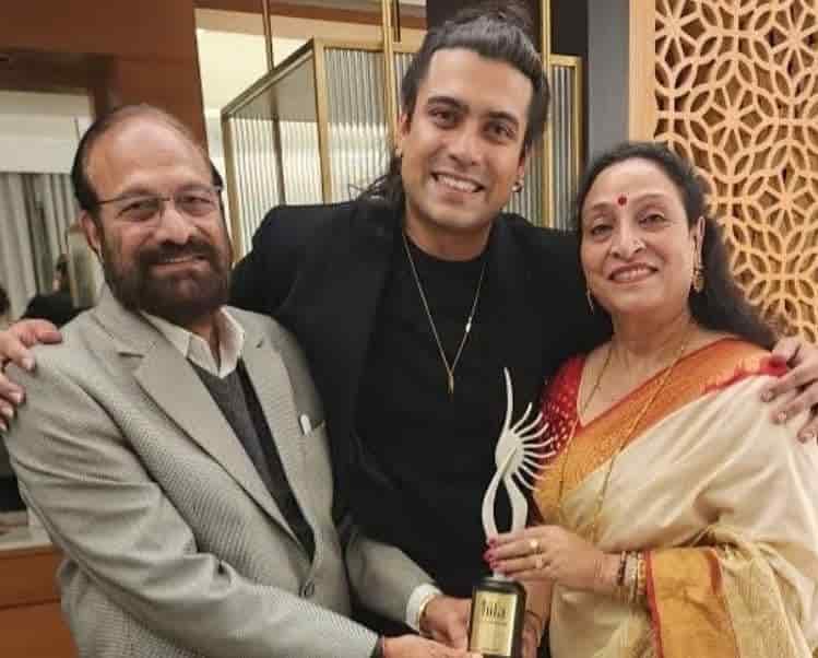 जुबिन नौटियाल जीवन परिचय Jubin Nautiyal biography in hindi (गायक) 3 Jubin Nautiyal family photo