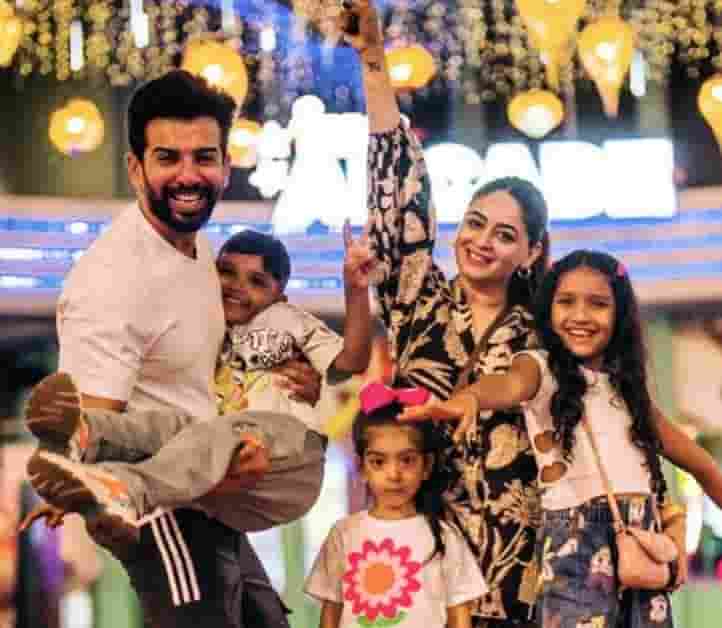 माही विज जीवन परिचय Mahhi Vij biography in hindi (अभिनेत्री) 3 Mahhi Vij family photo