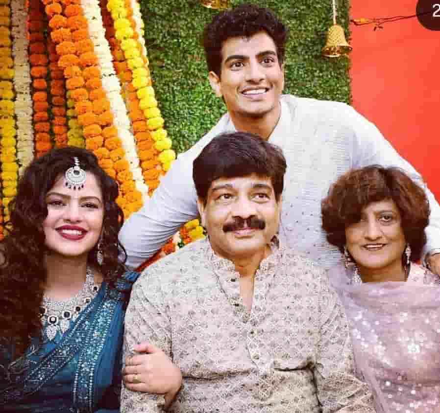 Palash Muchhal family photo