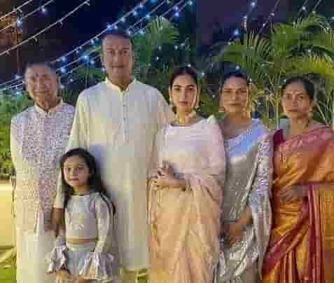 सोनल चौहान जीवन परिचय Sonal Chauhan biography in hindi (अभिनेत्री) 2 Sonal Chauhan family photo