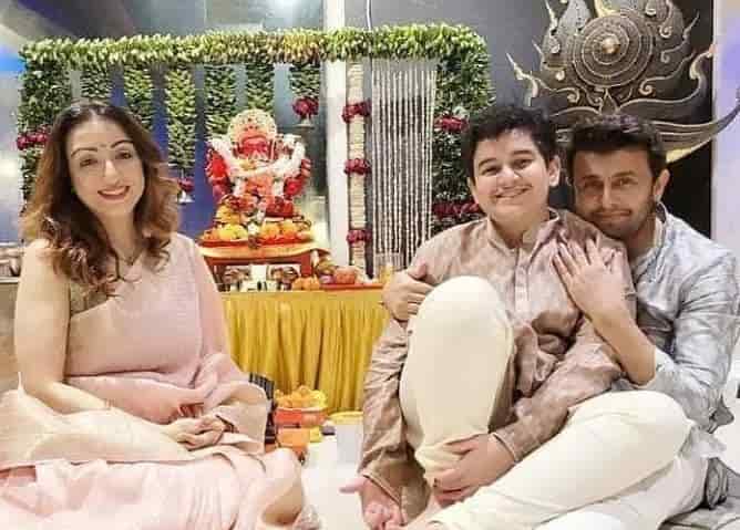 Sonu nigam family photo
