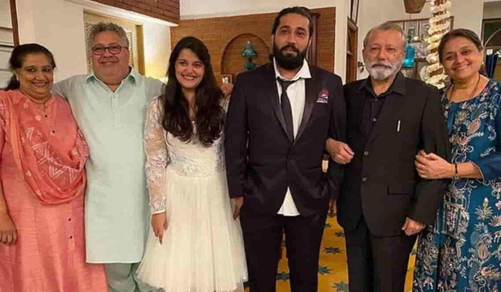 Manoj pahwa family photo