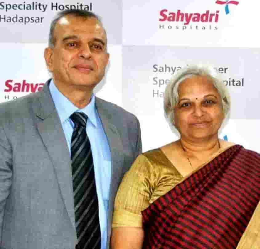 Radhika apte parents photo