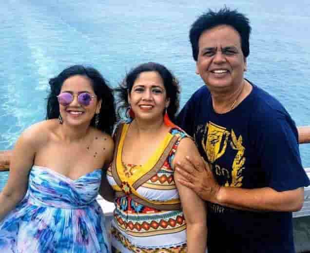 Roopal tyagi family photo