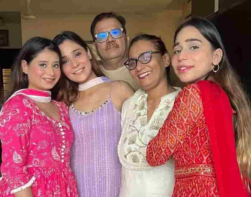 Sara khan family photo