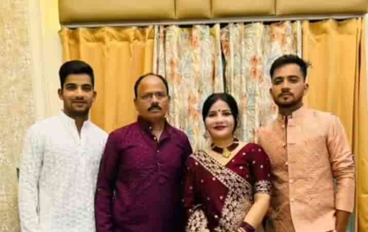 Akshat Raghuwanshi family photo
