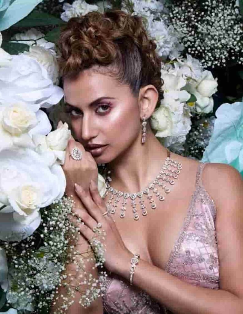 अंजलि स्मैक जीवन परिचय Anjali schmuck biography in hindi (मॉडल) 3 अंजलि स्मैक जीवन परिचय Anjali schmuck biography in hindi (मॉडल)