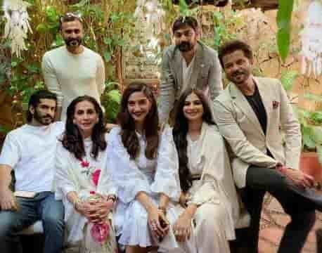 Sonam kapoor parents photo